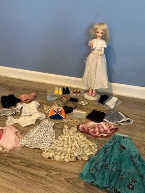 Lot of 29 BJD Blonde Doll, Clothes, Shoes, Purses & Stand removable Wig